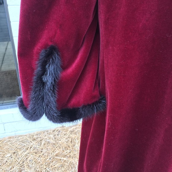 Zang Toi Opera Cape - Picture 7 of 8